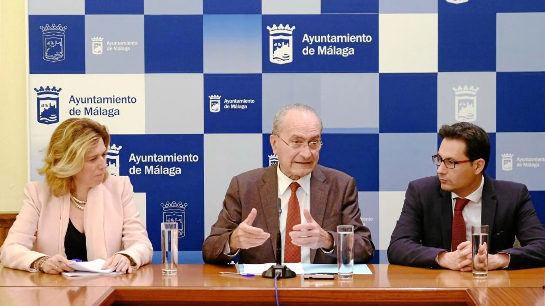 El alcalde de Málaga, el popular Francisco de la Torre, exige «argumentos técnicos» contra su alternativa
