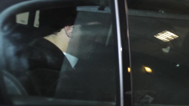 Pedro Sánchez, ayer entrando en coche en la sede socialista de Ferraz para reunirse con los barones