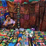 Una mujer indígena presenta sus trabajos durante el inicio de la Feria Nacional de Artesanías en Ciudad de Panamá