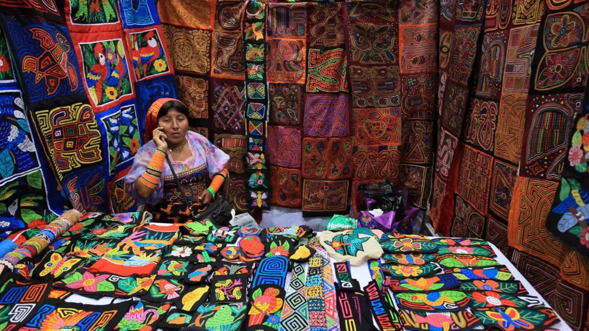 Una mujer indígena presenta sus trabajos durante el inicio de la Feria Nacional de Artesanías en Ciudad de Panamá