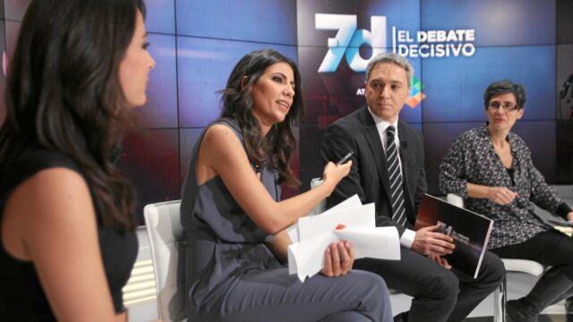 De izquierda a derecha: Esther Vaquero, Ana Pastor, Vicente Vallés y la directora del programa, Luz Aldama
