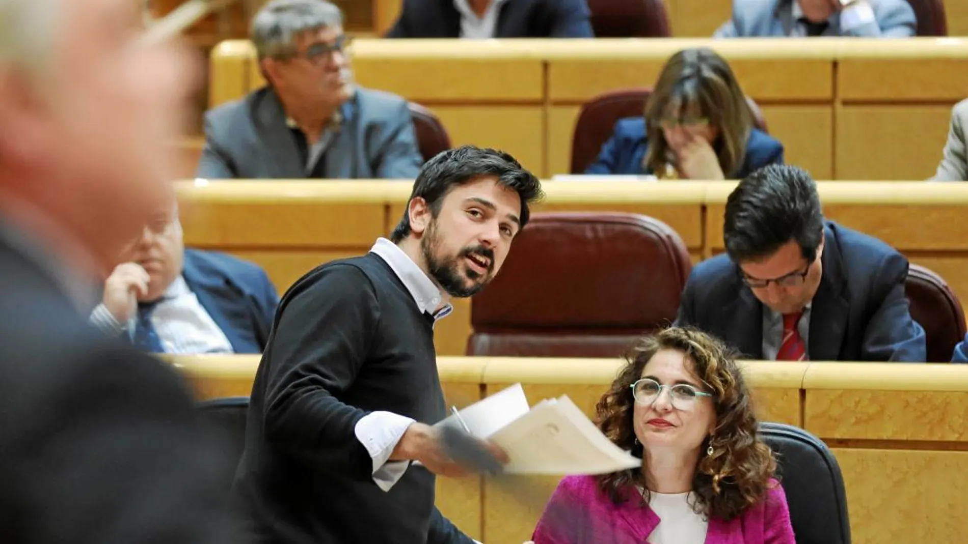 La ministra de Hacienda, María Jesús Montero, conversa con el senador de Podemos Ramón Espinar