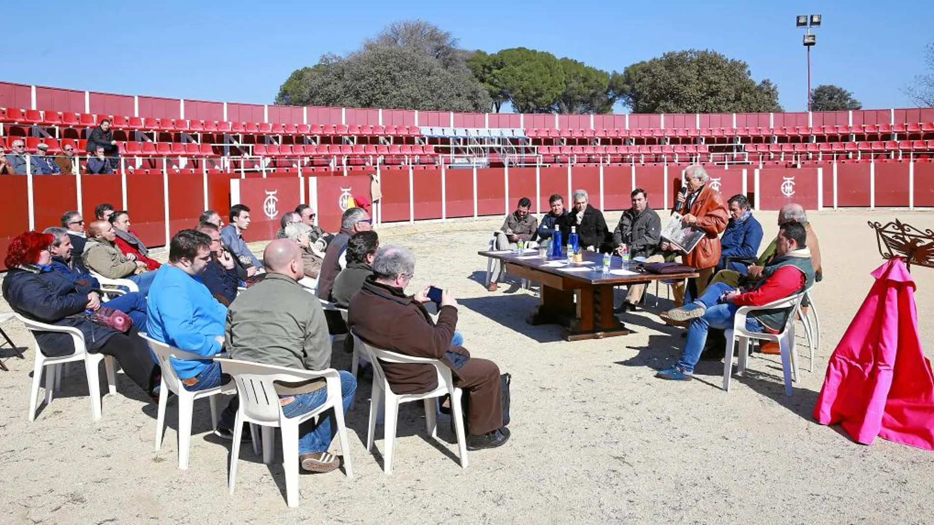 El futuro de la Marcial Lalanda se empezó a perfilar ayer en la plaza de toros de la Venta del Batán bajo la dirección de José Luis Bote, Enrique Martín Arranz y «Joselito»
