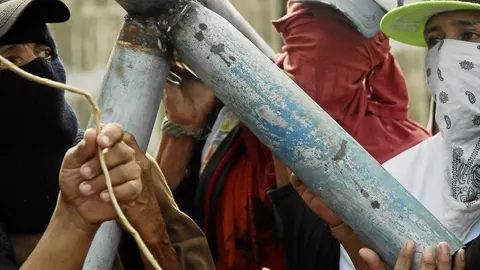 Jóvenes organizan una barricada antigubernamental en Masaya