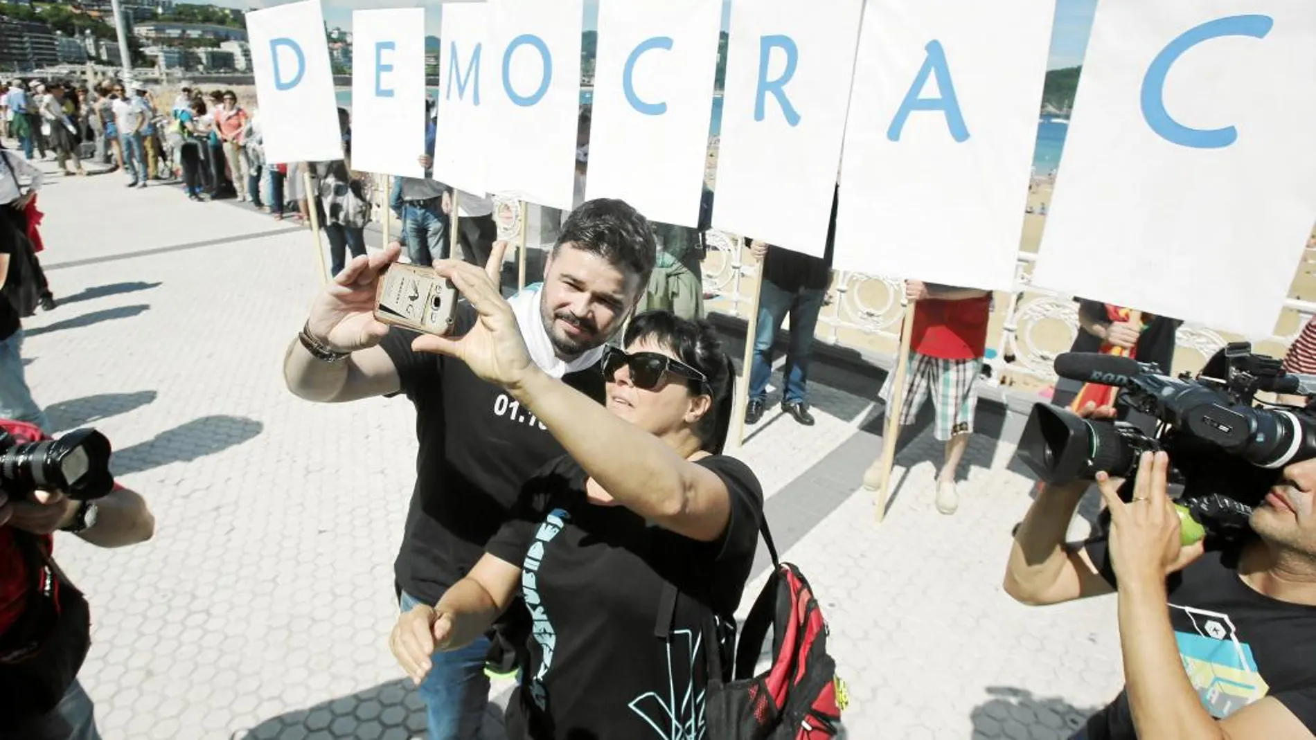 Rufián, Otegi y Ortuzar, compañeros de viaje. Representantes de los partidos nacionalistas participaron ayer en la cadena humana en el País Vasco. En las imágenes, Rufián (ERC), Ortuzar (PNV) y Otegi (Bildu)