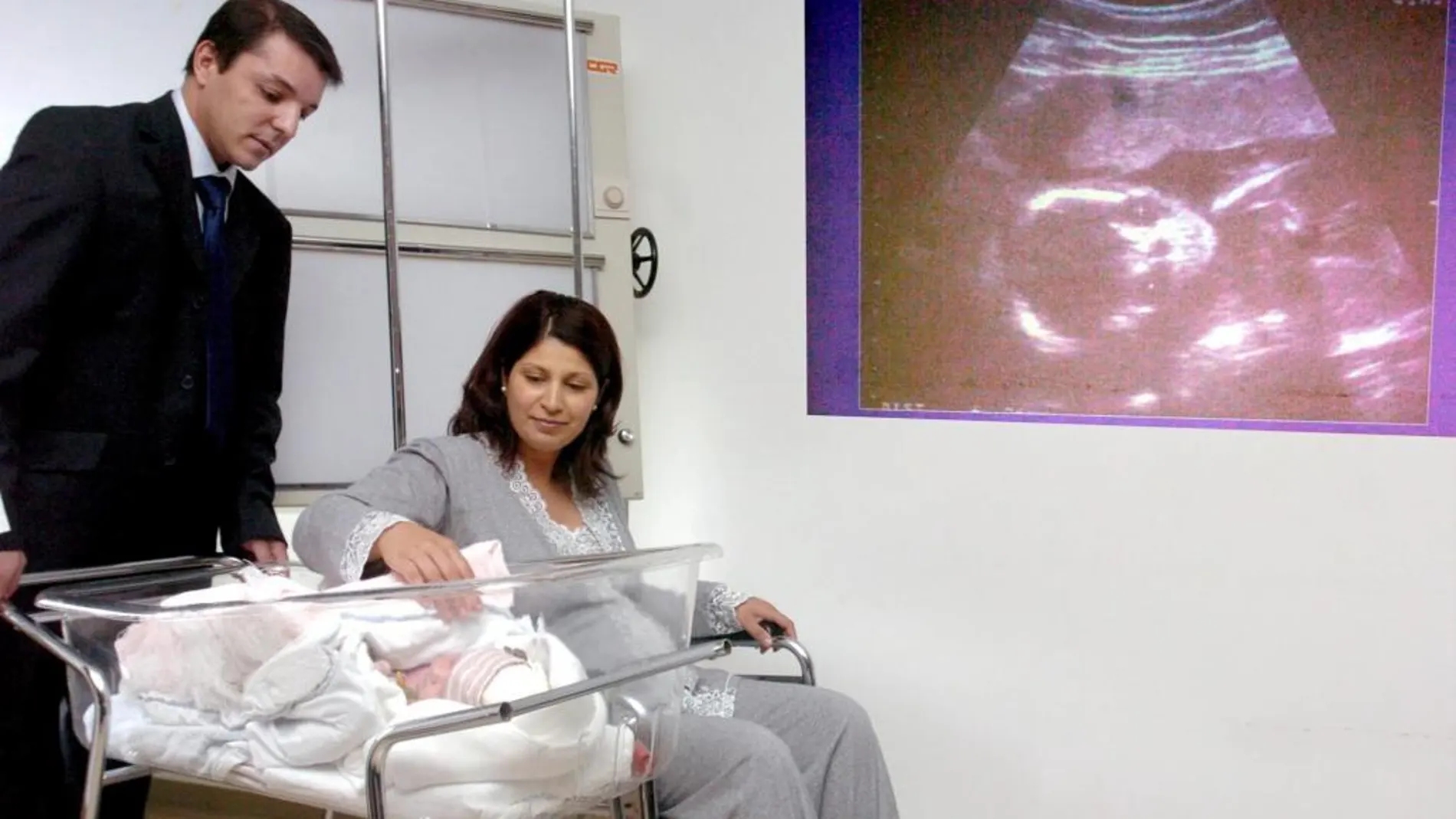 La primera madre tras ser trasplanta de ovarios, con su hijo, en una imagen de 2004