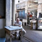 Un ateniense ojea el periódico en un desabastecido mercado de la capital helena