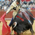 José María Manzanares torea sobre la diestra al tercer toro, ayer en Sevilla