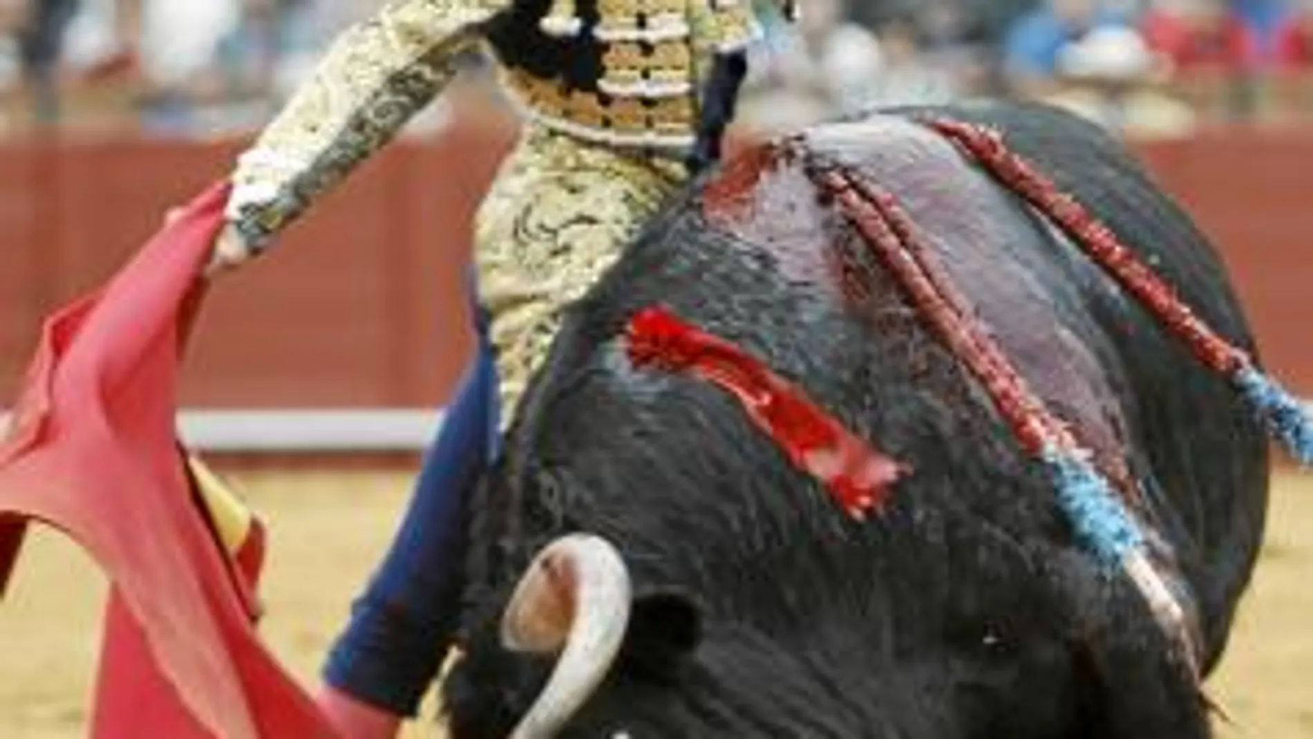 José María Manzanares torea sobre la diestra al tercer toro, ayer en Sevilla