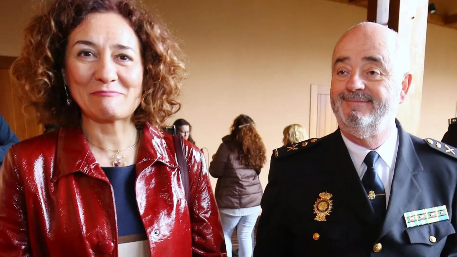 La alcaldesa Gloria Fernández Merayo y el jefe superior de Policía, Jorge Zurita