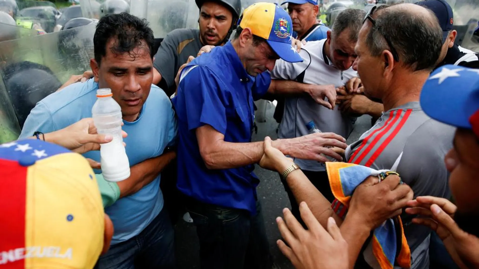 Henrique Capriles se recupera tras el lanzamiento de gases lacrimógenes por la policía hoy en Caracas.
