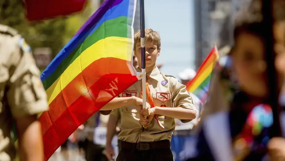 Un boy scout con una bandera arcoiris en el desfile del orgullo gay en San Francisco en 2019