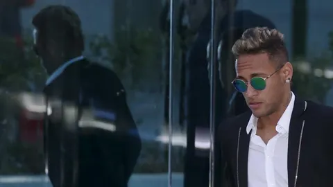 Neymar da Silva a su salida de un juzgado