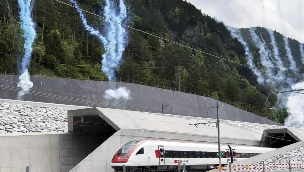 El primer tren que circula por el túnel de San Gotardo entra en la construcción por el portal norte cerca de Erstfeld (Suiza)