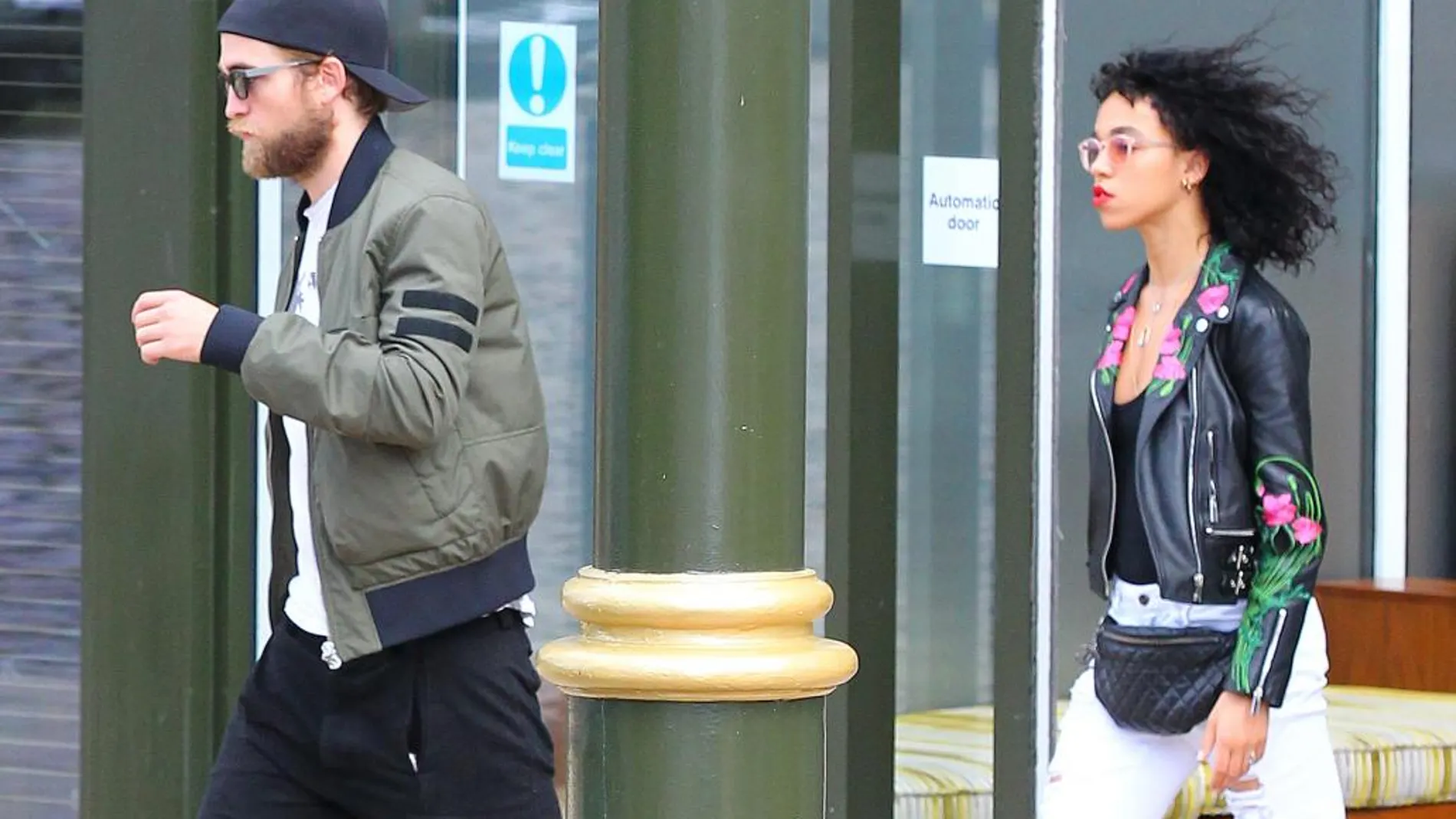 Robert Pattinson y su novia FKA Twigs salen del hotel de Manchester donde se han hospedado