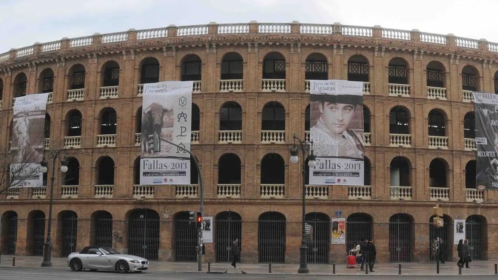 La plaza de toros de Valencia se engalana para las Fallas