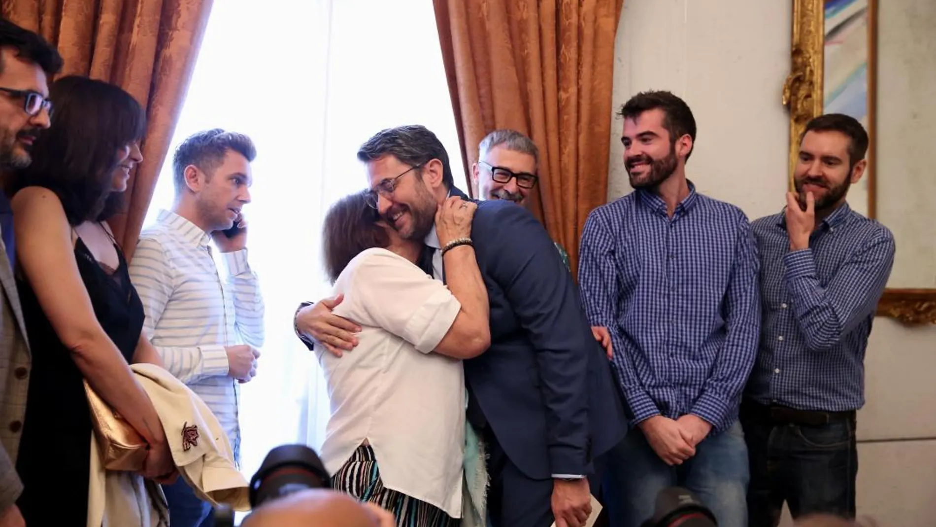 El ministro de Cultura y Deporte, Máxim Huerta, se abraza con su madre en la ceremonia del traspaso de carteras/Foto: C. Bejarano