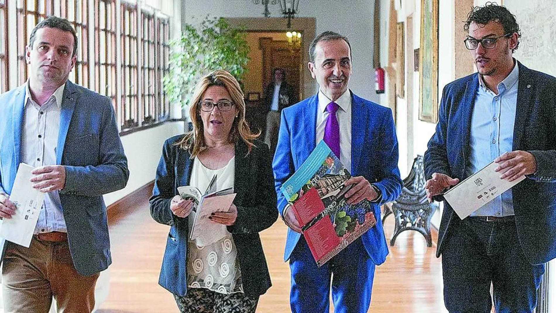 La presidenta de la Diputación de Zamora, Mayte Martín, presenta «Eno Toro», junto a José Luis Prieto; el alcalde del Toro, Tomás del Bién, y Amancio Moyano