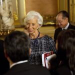 La directora gerente del Fondo Monetario Internacional (FMI), Christine Lagarde, saluda a las autoridades del Gobierno de perú