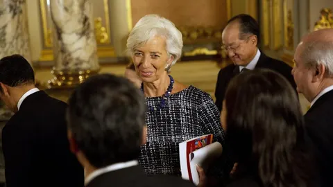 La directora gerente del Fondo Monetario Internacional (FMI), Christine Lagarde, saluda a las autoridades del Gobierno de perú