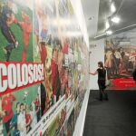 Una de las salas del CCCB decorada con portadas con los triunfos futbolísticos de España