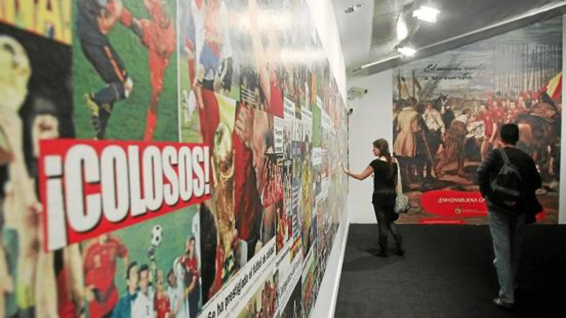 Una de las salas del CCCB decorada con portadas con los triunfos futbolísticos de España