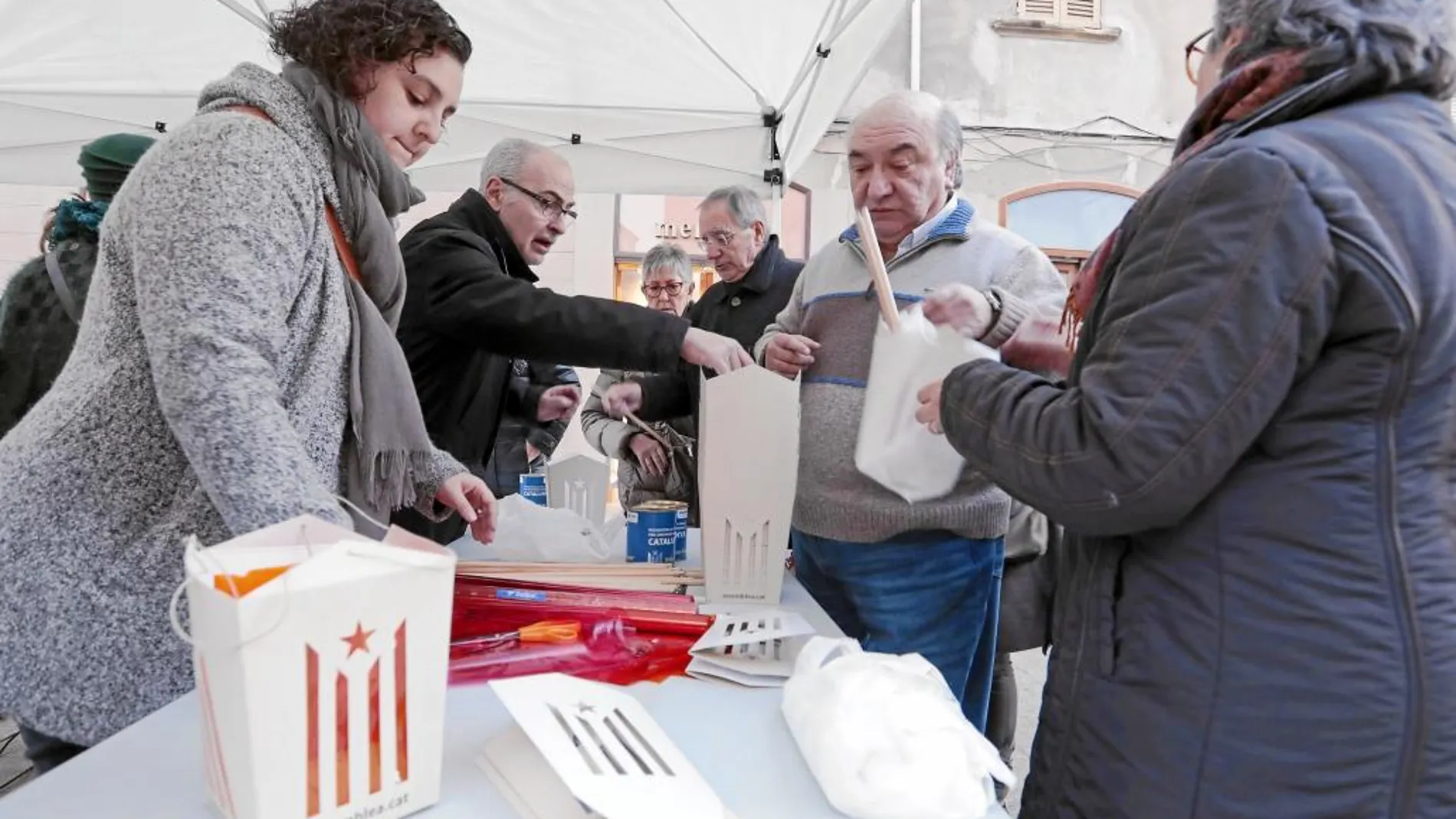 La Asamblea Nacional Catalana (ANC) promueve talleres infantiles para que los pequeños elaboren sus propias lamparillas independentistas para recibir a los Reyes Magos en la cabalgata de Vic