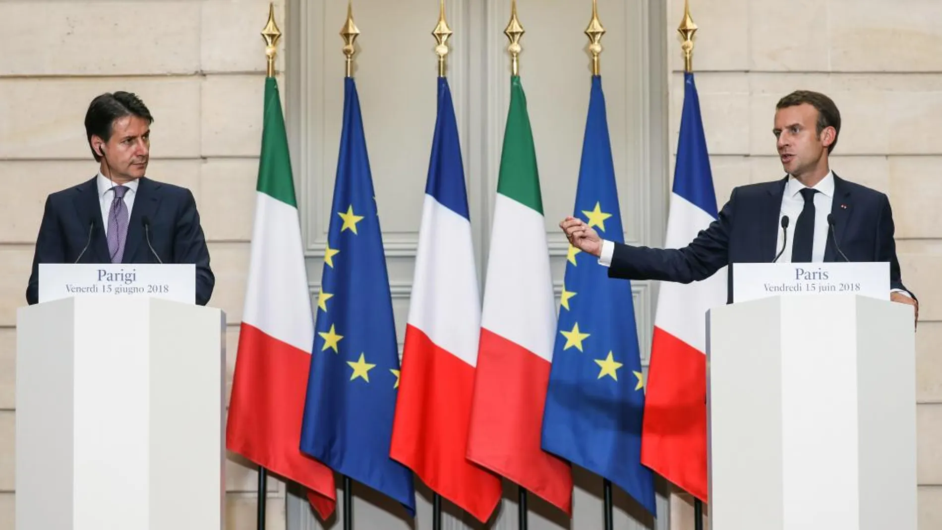 El presidente francés, Emmanuel Macron (dcha), y el jefe del Gobierno italiano, Giuseppe Conte, dan una rueda de prensa conjunta tras mantener una reunión en el Palacio del Elíseo / Efe