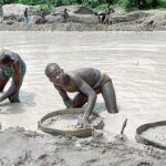 Buscadores de diamantes en la mina de Waiima en Sierra Leona, en una imagen de 2000