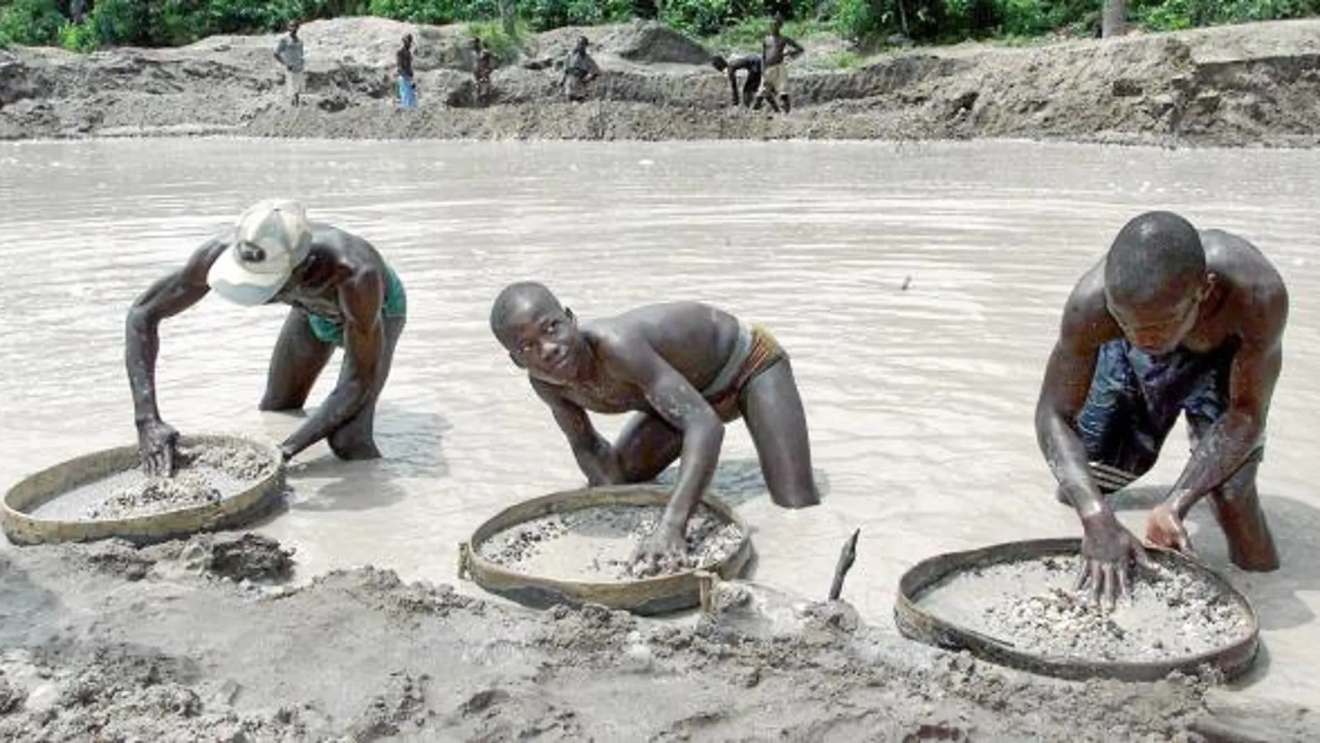 Buscadores de diamantes en la mina de Waiima en Sierra Leona, en una imagen de 2000