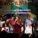 Dilma Rousseff saluda a sus seguidores en un acto celebrado en Brasilia