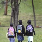 Tres niñas camino de la escuela, en una imagen de archivo