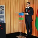 Momento en el que el embajador de Azerbaiyán en España, Anar Maharramov, pronuncia un sentido discurso sobre el genocidio ocurrido en Jodyalí