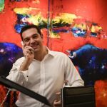 Alexis Tsipras habla por teléfono desde su oficina en Atenas