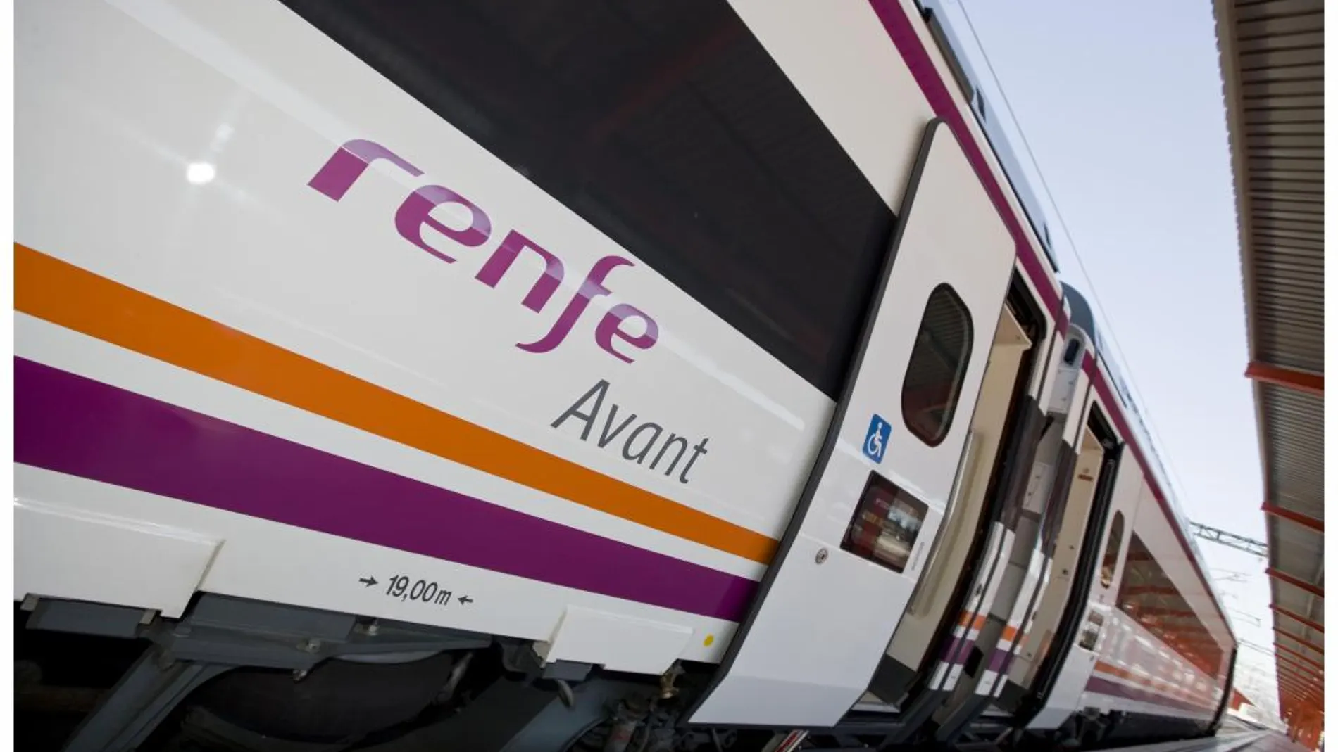 Cuatro heridos al arrollar un tren un camión en un paso a nivel en Málaga