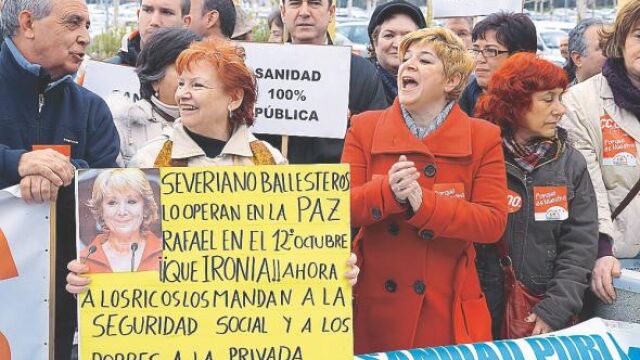 En la imagen superior, con un abrigo rojo, Silvia Uyarra (IU); tras ella, con gafas negras, María Luisa Gollerizo (IU)