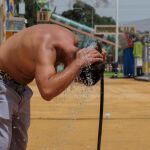 Un hombre se refresca en el recinto ferial de Huelva, donde hoy se han registrado 45 grados de máxima. /Foto: Efe