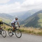 El colombiano Nairo Quintana y el español Alejandro Valverde ascienden a la Col de la Croix de Fer,