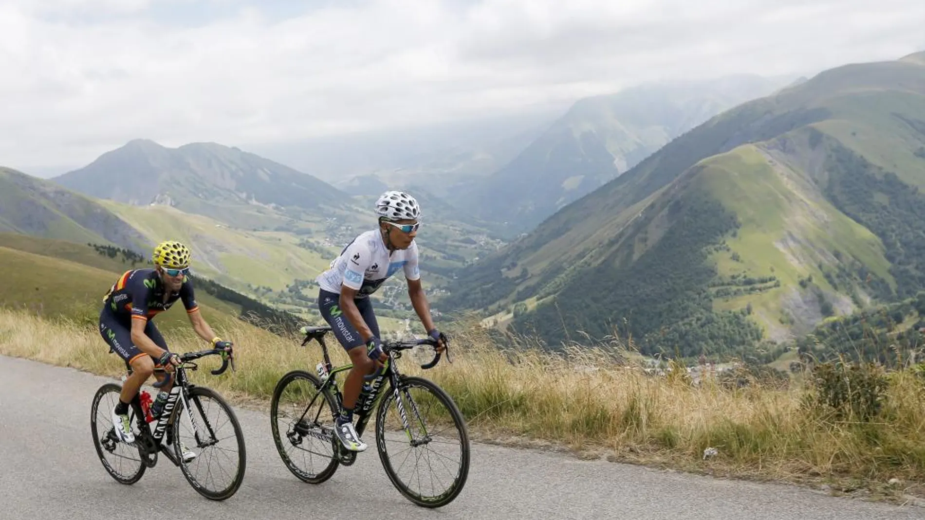 El colombiano Nairo Quintana y el español Alejandro Valverde ascienden a la Col de la Croix de Fer,