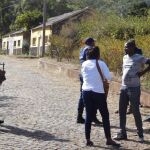 Autoridades locales llegan al lugar donde se encontraron los cuerpos sin vida de 8 soldados y de 3 civiles, cerca a la entrada a las barracas militares Monte Txota