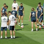 Lopetegui habla con Celades, ayer en Valdebebas