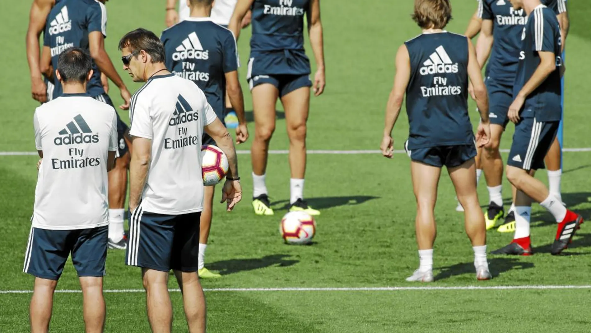 Lopetegui habla con Celades, ayer en Valdebebas