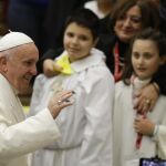 El Papa junto a niños de los "pueri cantores", coros infantiles a los que recibió hoy en el Aula Pablo VI del Vaticano