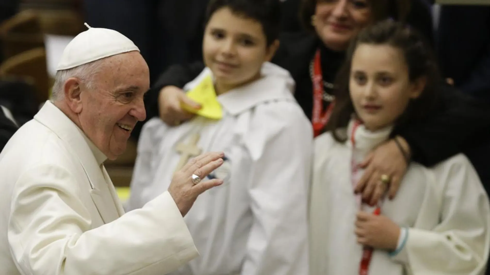 El Papa junto a niños de los "pueri cantores", coros infantiles a los que recibió hoy en el Aula Pablo VI del Vaticano