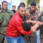 Varios soldados y un civil trasladan un herido durante las protestas en la localidad de Kasserine, en el centro de Túnez