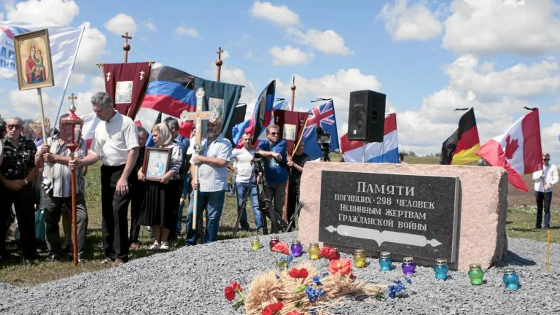 Vecinos de Hrabove, en Donetsk, rinden homenaje a las víctimas en el lugar del siniestro
