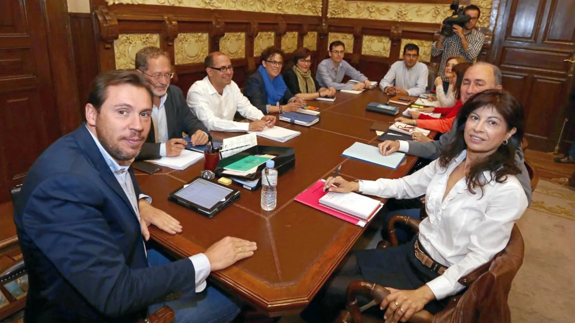 Un instante de la primera reunión de Óscar Puente como alcalde de Valladolid con su equipo de Gobierno, en la que participaron también los miembros de Sí se Puede Valladolid