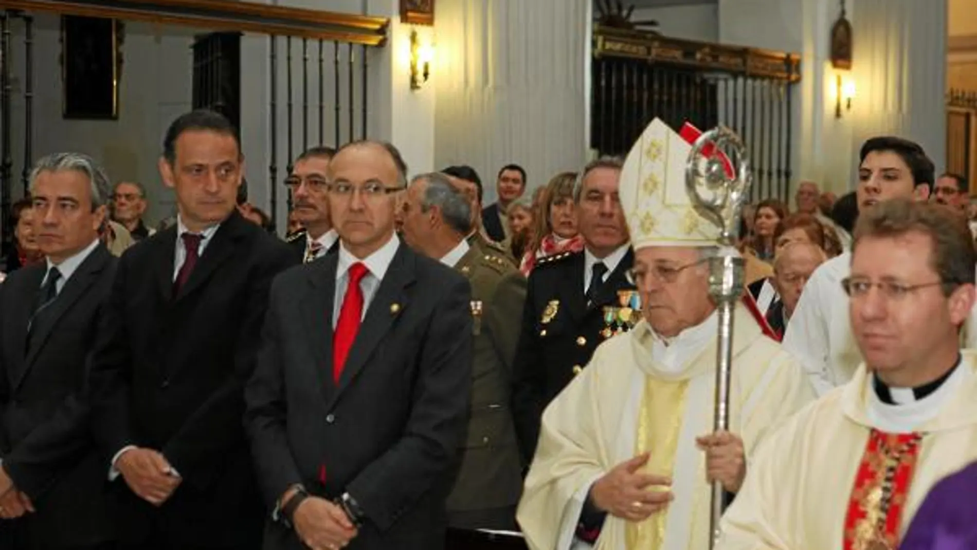 El arzobispo Ricardo Blázquez pasa al lado de Mariano Gredilla, Cecilio Vadillo y Ruiz Medrano, antes de la Misa