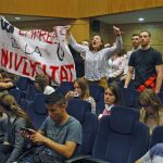 Varias decenas de estudiantes han interrumpido hoy al expresidente del Gobierno español Felipe González cuando pronunciaba una conferencia en la sesión inaugural del Círculo de Montevideo, que se celebra en el Paraninfo de la Universidad de Alicante