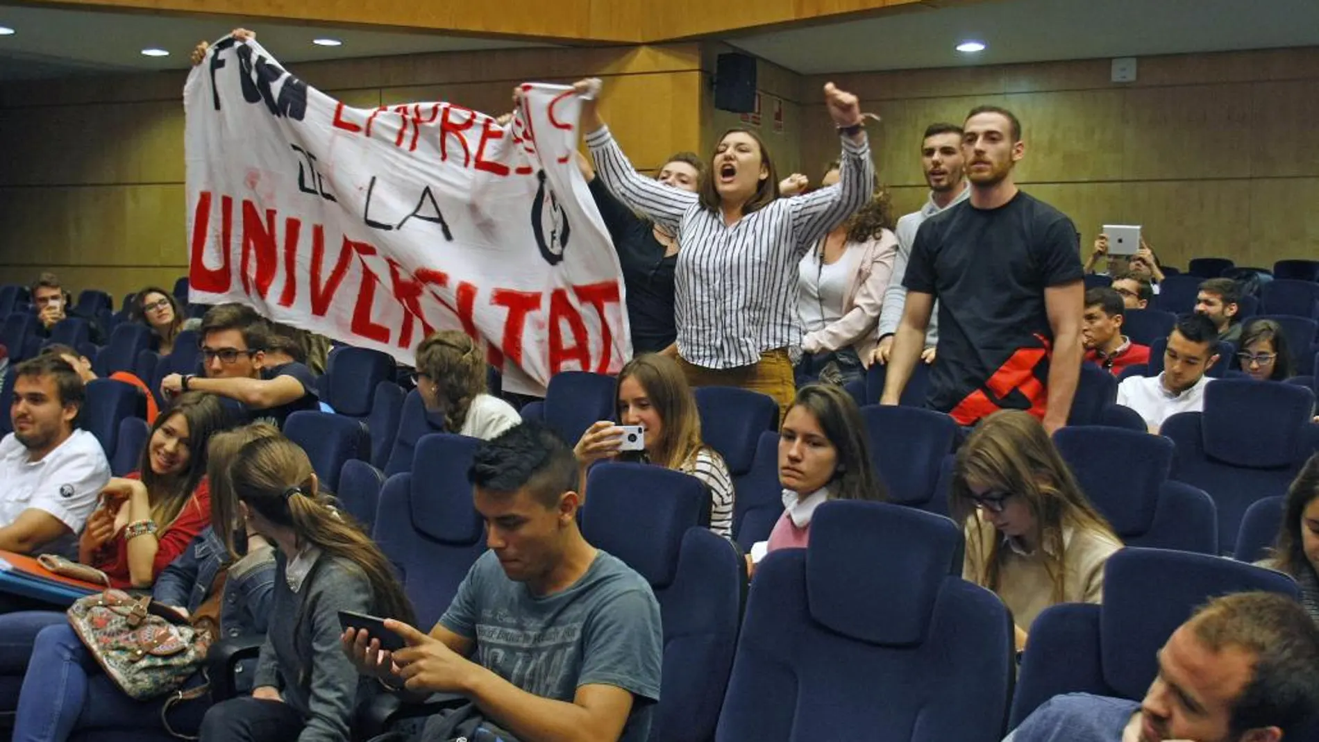 Varias decenas de estudiantes han interrumpido hoy al expresidente del Gobierno español Felipe González cuando pronunciaba una conferencia en la sesión inaugural del Círculo de Montevideo, que se celebra en el Paraninfo de la Universidad de Alicante